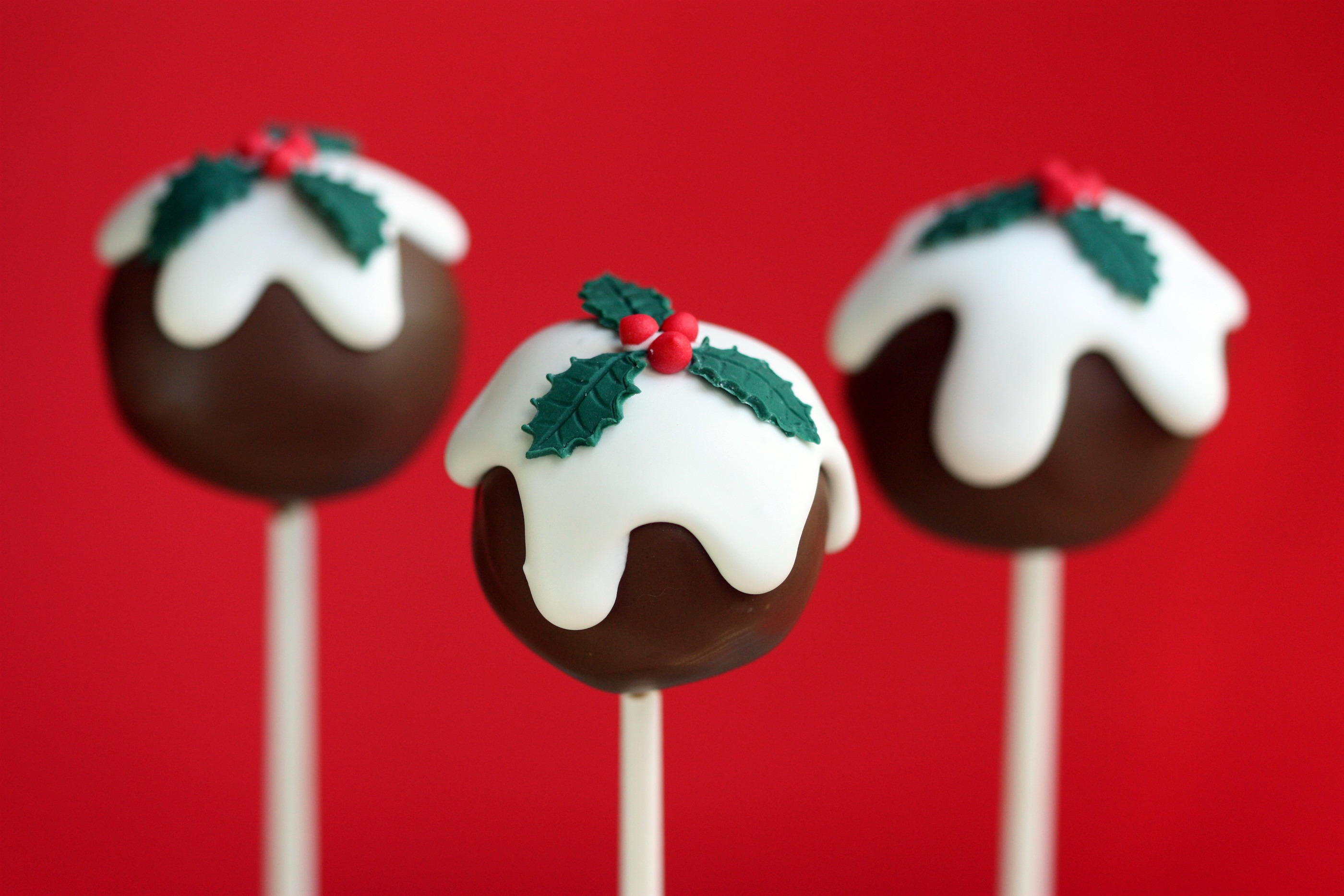 Christmas-Holly-Cake-Pops-by-Sweetopia